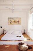 Mediterranes Schlafzimmer mit Matratze auf Podest und Deckenventilatro