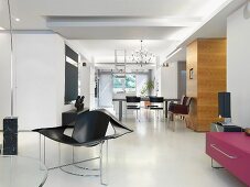 Futuristischer Stuhl im offenen Wohnbereich mit Blick auf Essplatz