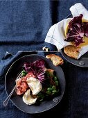 Bruschetta-Salat mit Favabohnen, Parmaschinken und Mozzarella zu Ostern