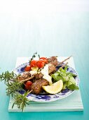 Kofta with tomatoes, cucumber and yoghurt