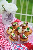 Mini-Yorkshirepuddings mit Rindfleisch zur Jubiläumsfeier (England)