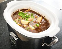 Rinderragout mit Erbsen und Kartoffeln im Slow Cooker