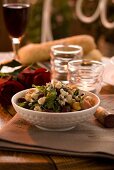 Bohnensalat mit Kichererbsen, Parmaschinken und Blauschimmelkäse