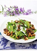 Salad of spinach with aubergines, chickpeas and a yoghurt dressing