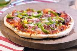 Pizza peperone e salsiccia (pizza topped with pepper and sausage)