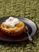 Banoffee pie with flambéed bananas and cream