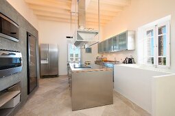 Designerküche mit Küchenblock aus Edelstahl auf Marmorfussboden