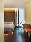 Designer Schlafzimmer mit massgefertigtem Doppelbett und Schreibtisch/Bank-Kombination aus Edelholz