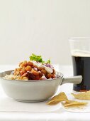 Vegetarisches Chili auf Reis mit Tortilla Chips & dunklem Bier
