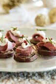 Sweet potato rounds with roast beef (Christmassy)