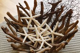 Originelle Schale aus verflochtenem Wurzelholz mit Seesternen auf Korbset