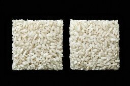 Quadratische Reiscracker auf schwarzem Grund