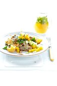 Hähnchensalat mit Mango, Croûtons, Koriander und Chili