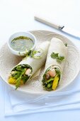 Wraps mit Garnelen-Mango-Füllung und einem Koriander-Limetten-Dip