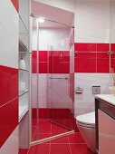 Rot weisses Designer Bad mit verglaster Duschkabine
