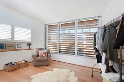 Floor-to-ceiling windows with blinds in a dressing room