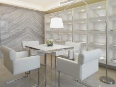 Kühler Designer Essplatz in Weiß und Chrom mit Marmorbelag und raffinierter Beleuchtungswand