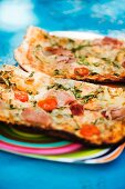 Pizza with ham, tomatoes and rucola