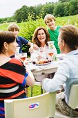 Partygesellschaft auf einem Gartenfest