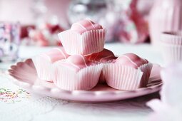 Rosa Petit fours auf rosa Teller