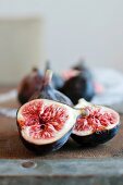 Fresh figs, whole and halved