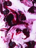 Yogurt with blackberries (close-up)