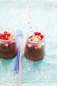 Schokoladenpudding mit roten und weissen Johannisbeeren