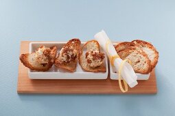 Frischkäsebällchen mit Walnüssen auf getoastetem Brot