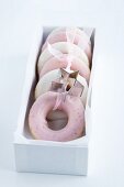 Doughnuts mit Zuckerguss (weiss und rosa) zum Verschenken