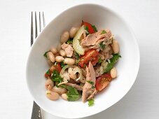 Bean salad with tuna and tomatoes