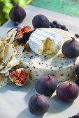 Cheese, figs and pistachio bread