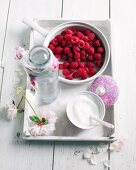 Himbeeren und Zucker auf Tablett