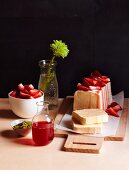 Mastic Parfait mit Pistazien, Erdbeeren und Rosen