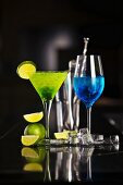 Zwei Cocktails mit Champagner, Blue Curacao und Limetten