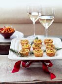 Mini quiches with bacon and leek for Christmas