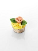 Cupcake mit Marzipanrose