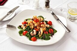 Spinach salad with prawns, tomatoes and balsamic creme