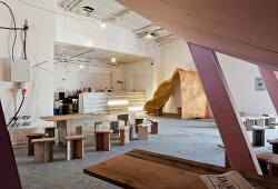 Loft mit Sitzgruppe aus selbstgebauten Hockern und Tisch (The Yard Theatre, London)