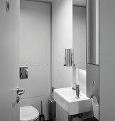 Blick durch offene Tür auf Waschbecken mit Spiegelschrank in modernem Bad (Goethe Institut, London)