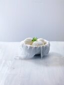 Mozzarella in einer Schüssel mit Mulltuch