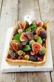 Tarte mit Pflaumen, Trauben und Feigen