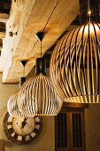Finnische Designer Hängeleuchten aus Holzlamellen an Holzbalkendecke