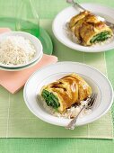 Omelett mit Pak Choi und grünen Bohnen auf Reis