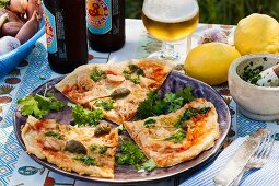 Pizza mit Pesto und Kapern