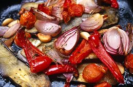 Geröstete Paprika, rote Zwiebeln, Knoblauch, Tomaten und Auberginen