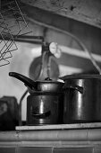 Alte Töpfe auf Küchenherd (Schwarz-Weiß-Aufnahme)