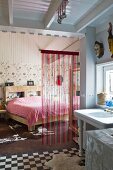 Schlafzimmer mit transparentem Streifenvorhang und Bad Ensuite in renoviertem Landhaus