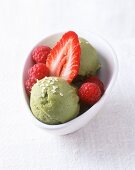 Avocadosorbet mit Himbeeren und Erdbeere