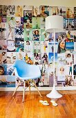 Pastellblauer Designerstuhl und weiße Retro-Lampe vor großer Wand-Collage