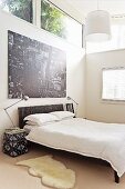 Schwarzweisses Grossstadtposter über französischem Bett in Schlafraum mit Oberlichtern